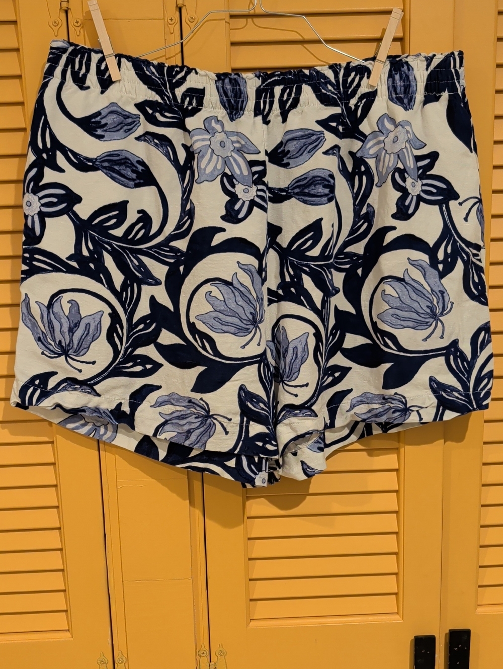 H&M Women's Navy & White Floral Elastic-Waist Shorts Size XL 45 % Linen